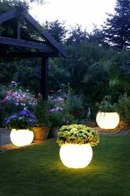Le Pot Lumineux En 60 Images Archzine Fr Amenagement Cour Decoration Jardin Maison Lampe Solaire Jardin