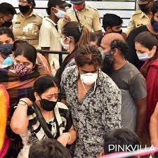 Actor chiranjeevi sarja, who died after suffering heart attack on sunday, is laid to rest at dhruva's. Chiranjeevi Sarja Funeral Wife Meghna Raj Breaks Down As Hundreds Of Fans Gather To Pay Their Last Respects Pinkvilla