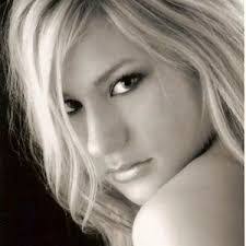 Keri Bryant's Instagram, Twitter & Facebook