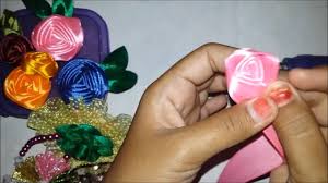 Halo semuanya, dalam video ini saya ingin menunjukkan kepada anda cara membuat 6 kelopak kanzashi yang berbeda dan saya harap anda akan melihat video ini bermanfaat dan akan membantu anda membuat lebih banyak bunga yang terinspirasi kanzashi. Cara Membuat Bunga Dari Pita Tutorial Membuat Bunga Youtube
