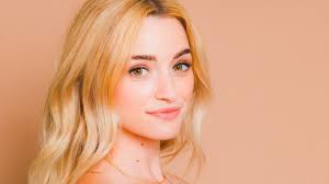 Брайан хоуи, дженнифер робертсон, сара уэйсгласс и др. The Exorcist S Brianne Howey Cast In Netflix S Ginny Georgia