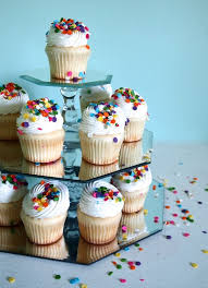 Auch in deutschland ist die etagere mittlerweile beliebt: Etagere Selber Machen Zuckerstreusel Bunt Farbig Kristal Cupcakes Cupcake Stander Cupcake Kuchen