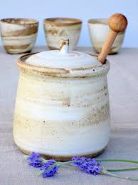 Un Pot De Terre Rustique Pour Y Conserver Et Servir De Miel Et Confiture Avec Une Louche En Bois Miel Belle Pour Servir A Ceramic Jars Pottery Jar Honey Jar