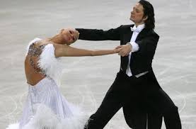 Le patinage artistique est un sport ainsi qu'une démonstration d'art exécuté sur la glace (synthétique ou artificielle) qui améliore les qualités physiques et développe la sensibilité artistique avec des patins à lames. 30 Costumes De Patinage Artistique Inoubliables L Express Styles