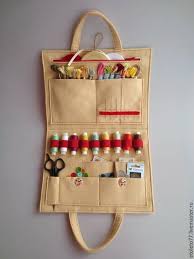 Aprende Como Puedes Hacer El Organizador De Moda Para Costureras Con Un Poco De Hilo Y Un Pedazo De Fieltro Conceptos Basicos De Costura Estuches De Costura Coser Regalos