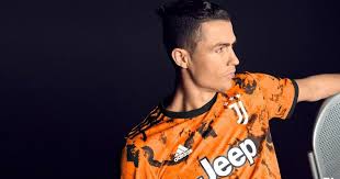 Cristiano ronaldo (por) тренутно игра у serie a клубу juventus. Cristiano Ronaldo Helps Unveil The New Third Juventus Kit For 2020 21