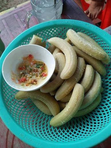 MÓN - Món ăn tuổi thơ, mấy người còn nhớ Chuối luộc chấm muối ớt nào 😋 |  Facebook