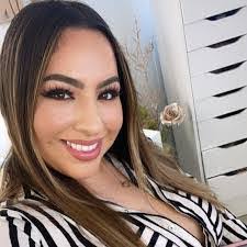 Cheryl Revell's Instagram, Twitter & Facebook