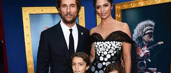 Born to a kindergarten teacher and an oil pipe supplier in uvalde, texas on november 4, 1969, matthew david mcconaughey overcame severe acne, was voted most handsome student in high school, lived in australia for a year as a rotary youth exchange student, earned a film degree from the university of texas at austin, considered law school. Selten Camila Alves Teilt Kuschelfoto Mit Ihren Drei Kids Promiflash De
