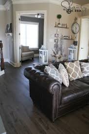 The leather furniture can dominate a room and make it look cold or as if it were a space that has no decoration. 32 Best Leather Sofa Decor Ideas Brown Living Room Living Room Decor Living Room Furniture