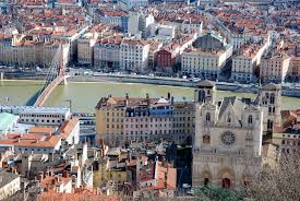 Leží na soutoku řek rhôny a saôny, které je. Lyon 2000