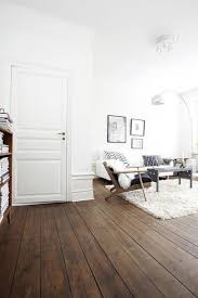 White Walls And Wood Floors Ic Mekan Fikirleri Ahsap Zemin Tasarim Evler