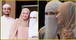 Noor neelofa binti mohd noor (lahir 10 februari 1989) ialah seorang pelakon, pengacara dan model wanita malaysia. Ayah Neelofa