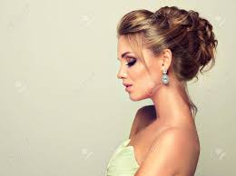 De façon générale, pour un rendu romantique. Belle Femme Habillee En Robe De Soiree Exemple De Coiffure De Mariage Pour Les Dames Aux Cheveux Blonds Jeune Et Seduisant Modele Blond Portrait De Profil Coiffures A La Mode Maquillage Et