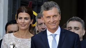 Mauricio macri recibió un país con enormes problemas económicos, y buscó revertir las cosas. Mauricio Macri Argentina S New President Vows To Unite Nation Bbc News
