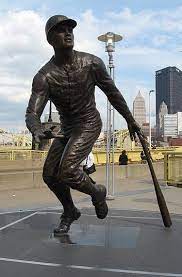Newark council member luis quintana (left) and luis lopez, president of the roberto clemente monument committee, help place a flower arrangement honoring clemente in front of his statue in the. Roberto Clemente Yo Soy Borinquen