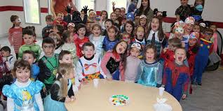 Sous l'occupation elle fait transformer son nom d'origine jacob grâce à de faux papiers mais se fait malgré tout arrêtée avec sa famille par la gestapo en 1944\. Carnaval En Famille A L Ecole Simone Veil