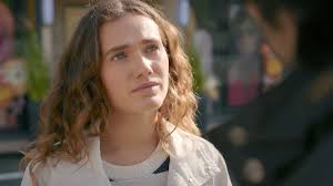 Wer ist seine mysteriöse Begleiterin? Maximilian lüftet das Geheimnis um  Joana AWZ-Folge 4745 vom 17.07.25 auf RTL+ (am 24.07.25 im TV) Maximilian  ist mit einer jungen Frau nach Essen gekommen. Niemand aus