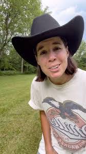 Mandy Hays's Instagram, Twitter & Facebook