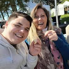 Nouvelles de notre Doyenne après plus de 2 mois au refuge.🥰 MamyChat a  pris près d'un kilogramme. Souvenez-vous, pleine de noeuds, de parasites,  aveugle, arthrosée,..😢 Avec les bons conseils et soins de