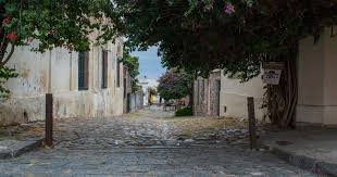 Colonia Del Sacramento Es Una Pequena Ciudad Suspendida En El Tiempo A La Orilla Del Rio De La Plata En Uruguay En Esta Guia T Colonia Los Sacramentos Uruguay