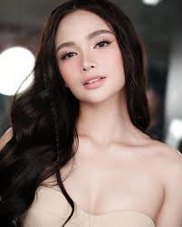 KARMA Premiere night look 🤍 Makeup by @celine.c.lin Hair by @tonymananquil  Styled by @jmgumatay Skin care @vineaesthetics @dr.emily_vine Hair  Extensions @trishafied_hairextensions @trishamendozaaa