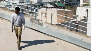 John david washington props up netflix's flimsy chase thriller. Estk9h8s1zhwwm