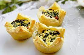 Întindem aluatul de foietaj și îl tapetăm cu ketchup. Cosulete Aperitiv Din Foietaj ReÈ›ete Fel De Fel Appetizer Recipes Food And Drink Cooking Recipes