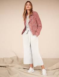 Za vero moda webshop koji sadrži žensku ili mušku odjeću, obuću i dodaci u trenutnim kolekcijama ili vero moda outlet iz starijih kolekcija po sniženim cijenama pripremili smo korisne informacije koje vam mogu pomoći u pronalaženju odgovarajuće online trgovina. Pantalon Large Vero Moda