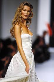 Si les premiers photoshoots ne sont pas tout à fait concluants, claudia schiffer profite de sa présence dans la capitale française pour tenter sa chance chez elle. In Photos Claudia Schiffer S Best 90s Runway Moments Fashion Runway Fashion 90s Runway Fashion