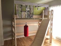 滑り台付きの木製のロフトベッド ナチュラルベースのお部屋にツリーハウスのテントがピッタリ ロフトベッド 子供家具 ベッド