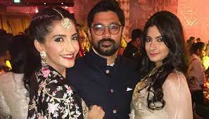 Rhea kapoor is an indian film producer. 3oduxujmqjsp5m