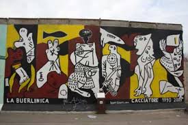 L'east side gallery est un morceau du mur de berlin, le long de la spree, qui mesure 1.3 km de long et qui sert de support à une exposition d'oeuvres d'art en plein air et accessible à tous. Le Mur De Berlin Street Art