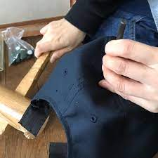 キャップに 穴あけ作業中 次は そこに天ボタンを取り付けます 京都 帽子 工房 本日の工房 キャップ ハット ハンチング キャスケット ベレー ものづくり 日本製 帽子作り 帽子好き 帽子好きと繋がりたい kyoto facto chef jackets fashion chef