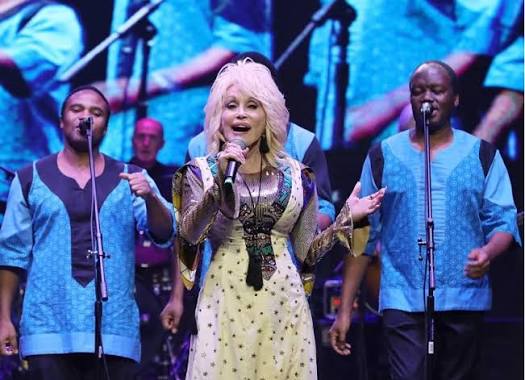 30 YEARS AGO, (1996) 👌 Dolly Parton shared a performing stage with the legendary South African a cappella group Ladysmith Black Mambazo. But that moment was part of a much bigger story.