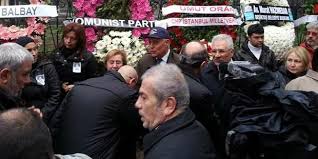 Deniz gezmiş'in ağabeyi bora gezmiş, geçtiğimiz mart ayında kişisel sosyal medya hesabından kardeşi hamdi gezmiş'in yoğun bakıma alındığını açıklamıştı. Deniz Gezmis In Agabeyinin Cenazede Taktigi Sapka Neyi Simgeliyor