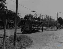 Dari bogor, ia naik kereta api dan bergabung dengan pasukan batalion i di depok. Sebuah Tram Listrik Melintas Di Persimpangan Jalan 1940 An Foto Kitlv Jalan Kereta Api