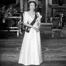 She celebrated 65 years on the throne in february 2017 with her sapphire jubilee. Queen Elizabeth Ii Lebensweisheiten Wie Man In Absolut Jeder Lebenslage Stil Und Etikette Bewahrt Amazon De Dolby Karen Bucher