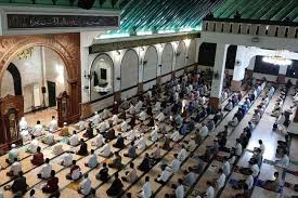 Solat 5 waktu dianjurkan untuk dilaksanakan secara berjamaah di masjid, surau, langgar atau musolla. Ramadhan 2021 Yuk Simak Niat Salat Tarawih Sendiri Sebagai Makmum Sebagai Imam Dan Tata Cara Salatnya