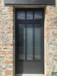 Meuble d'entrée style atelier avec banc. Pose D Une Porte Alu Kline A Crevin 35 Par Cara Fermetures