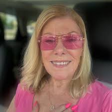 How do multiple bids for different room types work in Royal Up?