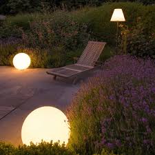 Ein beleuchteter garten bietet in der dunklen jahreszeit eine bühnenreife erweiterung des wohnzimmers. Aussenleuchte Rotoball Floor In Versch Ausfuhrungen Slv Click Licht De