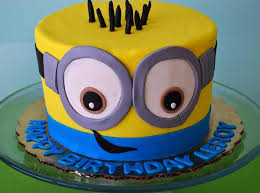Then use either a piping gel transfer or a toothpick to sketch out a couple minions on the top. Minion Cake Design Ideas The Cake Boutique
