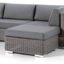 Espace détente d'extérieur avec fauteuils poufs en résine tressée. Salon De Jardin Haut De Gamme The Best Undercut Ponytail