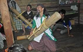 Sejumlah kelompok musik bambu pun masih bertahan. Aural Archipelago