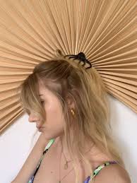 If your haircut is longer than a pixie, you whether you are going to a night club or are preparing to dance at a wedding, knowing the right way to style your hair will be a great help. Claw Clip Hairstyles Celebrities Love Best Claw Clips 2020 Glamour