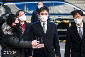 2021.06.06 17:59 송영길 더불어민주당 대표가 6일 이재용 삼성전자 부회장 사면 문제와 관련해 꼭 사면으로 한정될 것이 아니고 가석방으로도 풀 수 있다는 견해를 6일 밝혔다. 9jceseccpyetxm