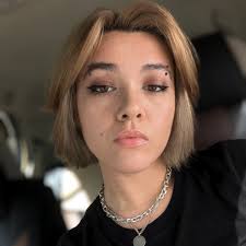 Angie Lw's Instagram, Twitter & Facebook