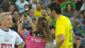 أوقفت حكمة مباراة كرة قدم شارك فيها أساطير منتخب البرازيل لكرة القدم من أجل التقاط صورة سيلفي تذكارية مع ريكاردو كاكا أ