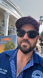 Weird to call it rodeo drive when there's no rodeos here. Not a cowboy in  sight, or any bulls, #countrytruckercaps